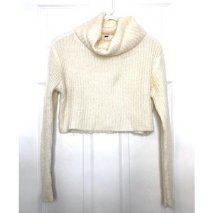 CREAM CROP TURTLE NECK TOP
